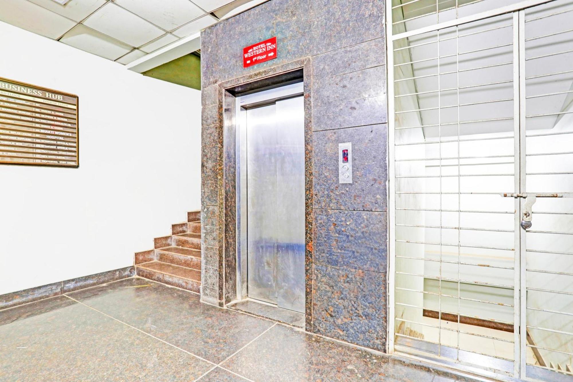 Super Collection O Adajan Formerly Hotel Western Inn Surat Exterior photo