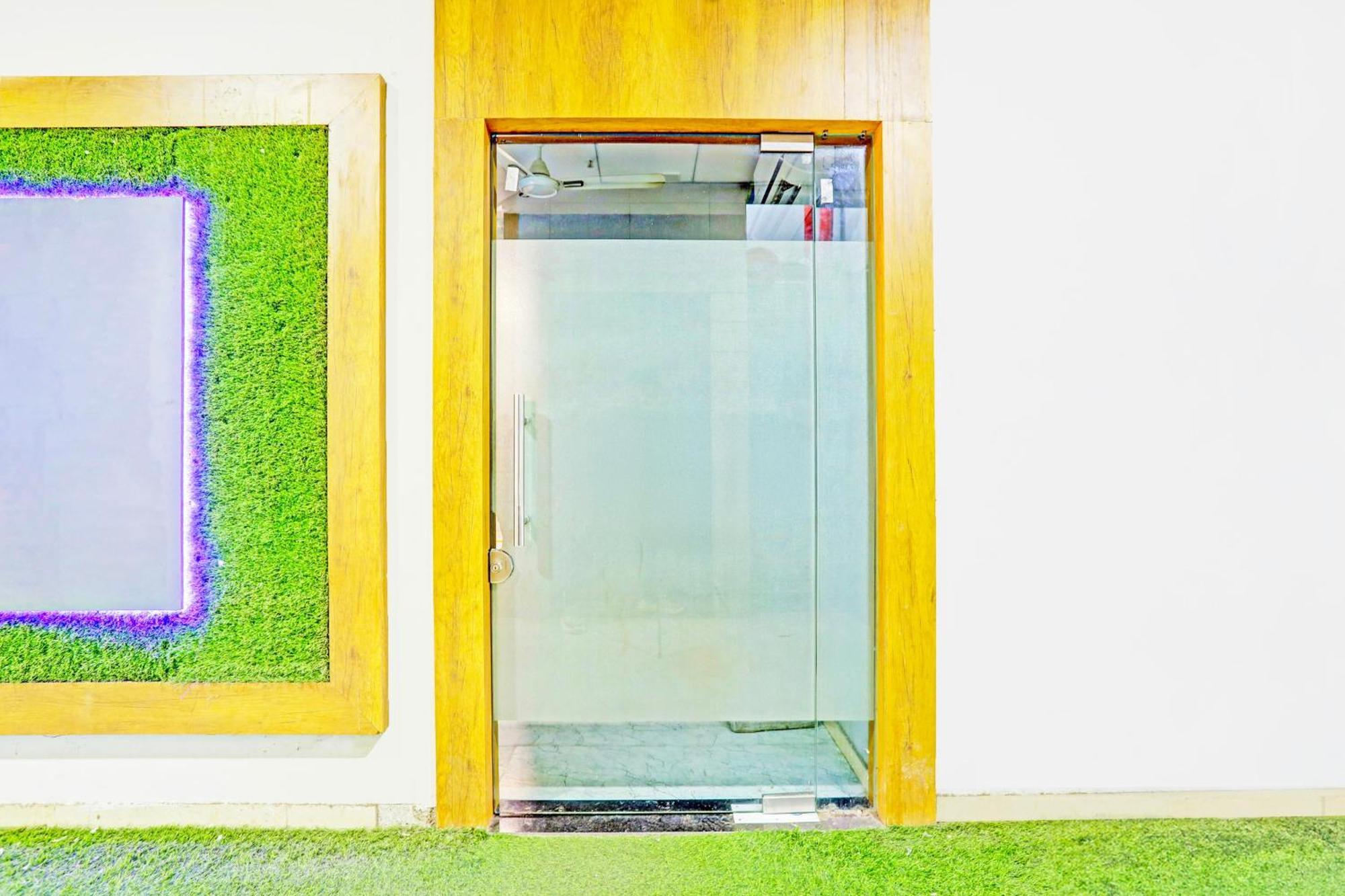 Super Collection O Adajan Formerly Hotel Western Inn Surat Exterior photo