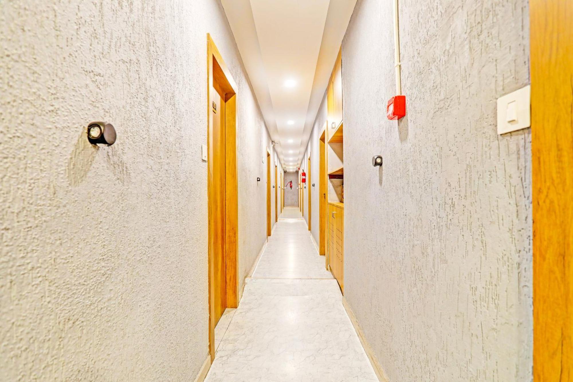 Super Collection O Adajan Formerly Hotel Western Inn Surat Exterior photo